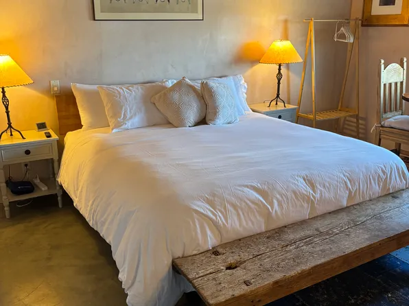 2 Avenida De Compadres, Santa Fe, NM 87508