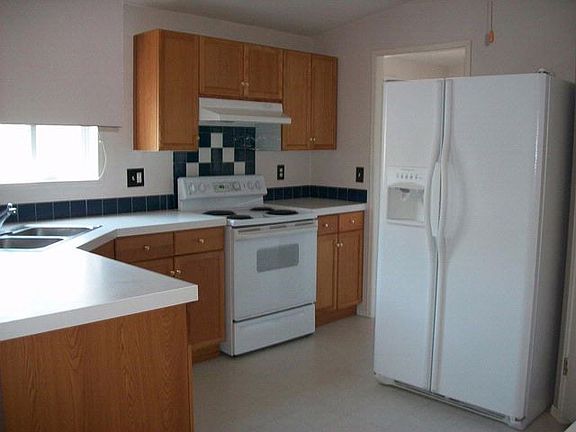 4th image of 220 NE Hill St