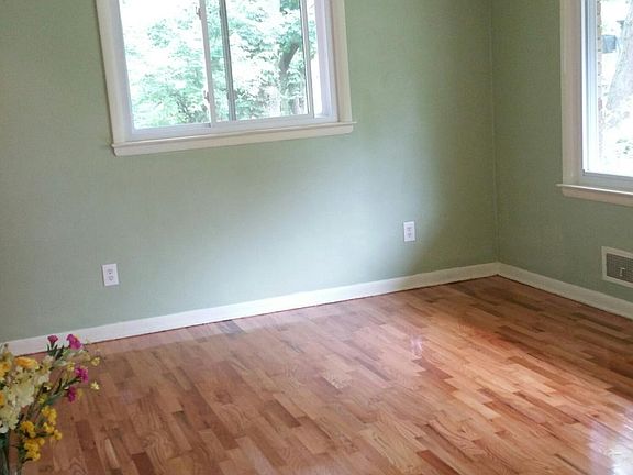 3rd image of 466 Moorland Dr