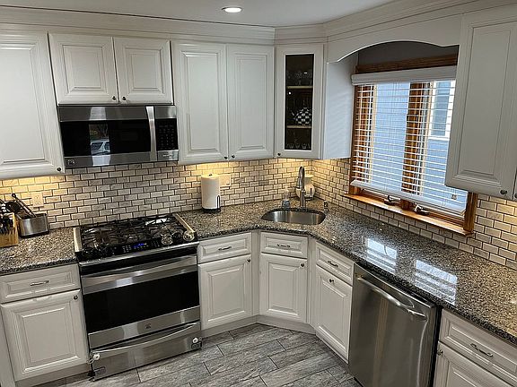3rd image of 795 Davis Ave