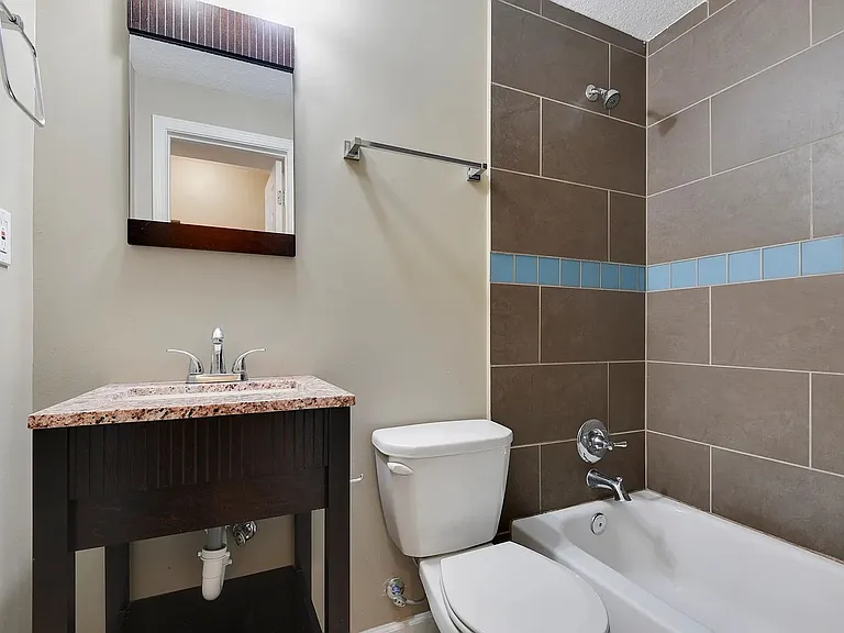 24 E Linwood Blvd — Photo 4
