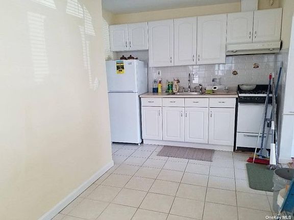 3rd image of 625 E Broadway APT 1