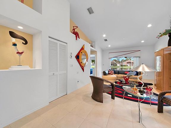 4th image of 8438 Logia Cir