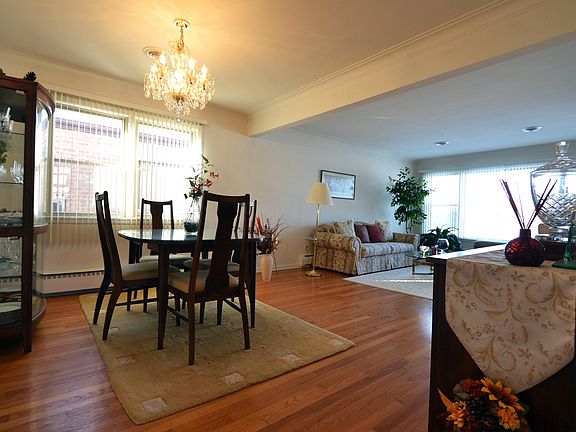 5th image of 2749 W 93rd Pl