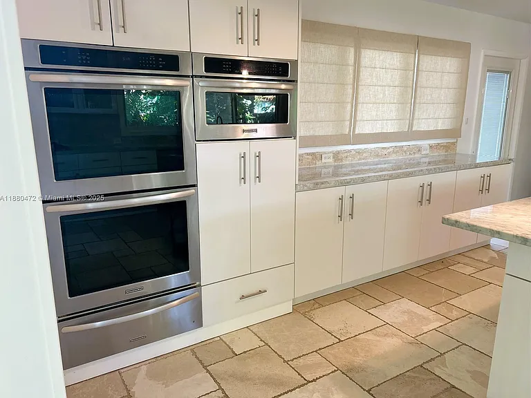 6395 SW 42nd Ter — Photo 3