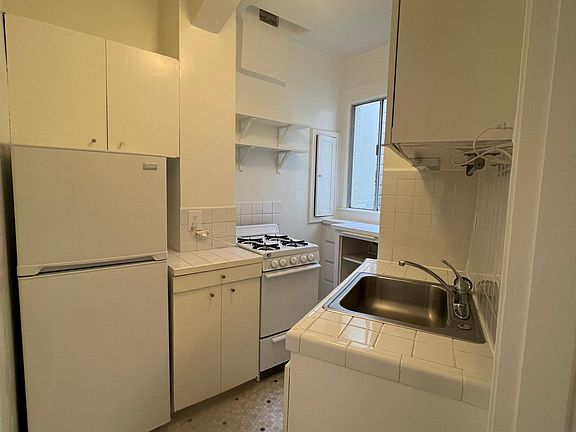 3rd image of 490 Collingwood St APT 4