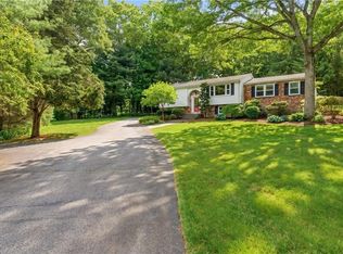8 Ledgemont Dr, Lincoln, RI 02865