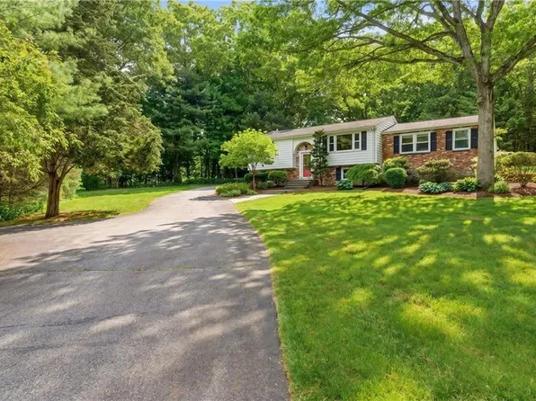 8 Ledgemont Dr, Lincoln, RI 02865