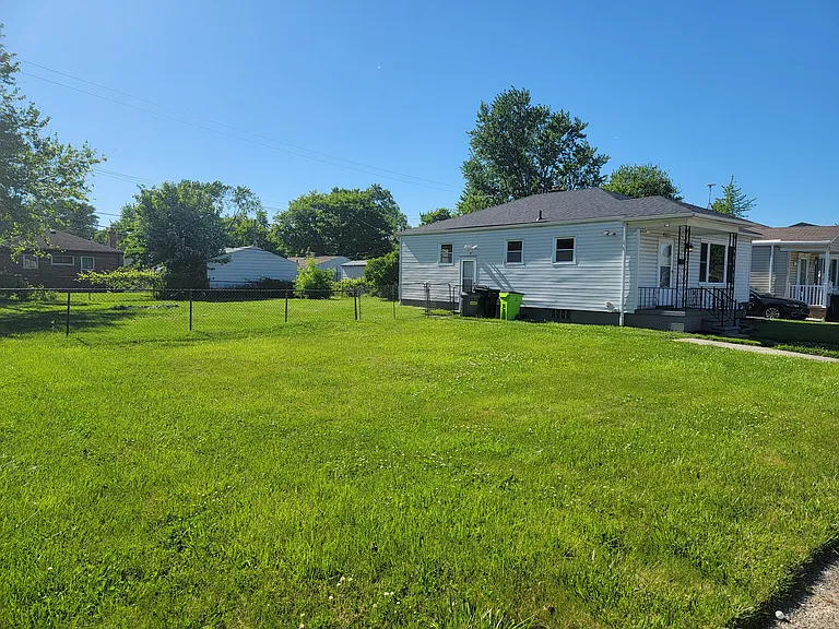 26053 Clancy St — Photo 2
