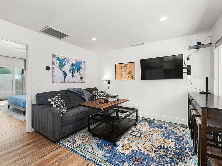 1110 E Polk St #4 — Photo 7