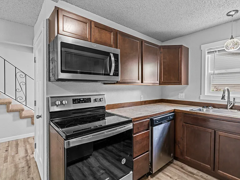470 Dailey Ave #B7 — Photo 2