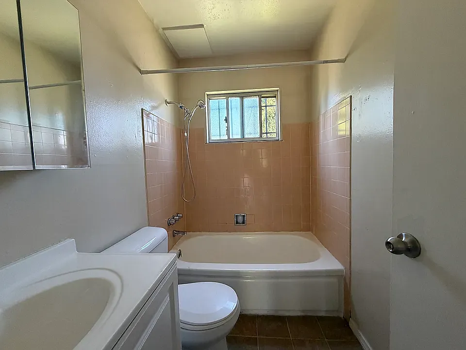 Bright & Comfortable 1-Bedroom in Oakland's Dimond District Parking Available — Photo 4