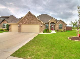 1932 Carmona Lakes Dr, Moore, OK 73160
