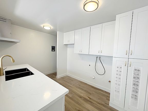 4th image of 6126 Lakeshore Ave #1