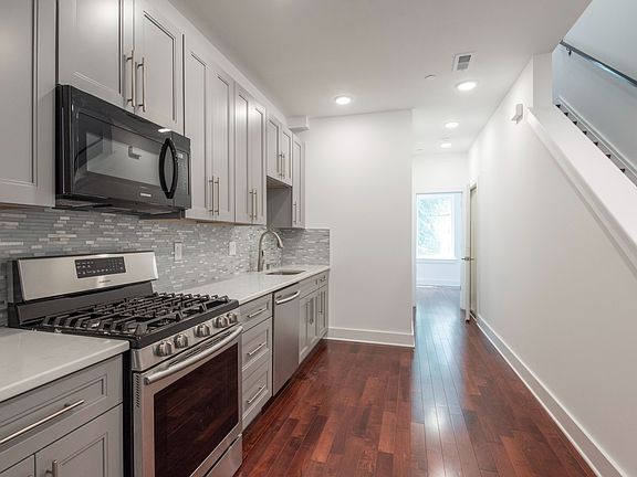 2nd image of 1706 Arlington St Unit 2