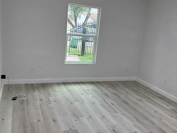 4th image of 216 Burress St