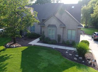 5696 Willow Grove Dr, Troy, MI 48085