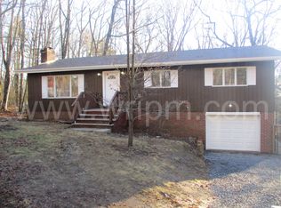 140 Hemlock Dr, Dingmans Ferry, PA 18328
