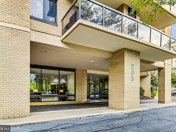 2nd image of 205 Yoakum Pkwy Unit 326