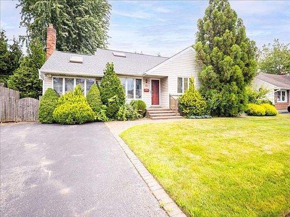 2nd image of 10 Seneca Dr