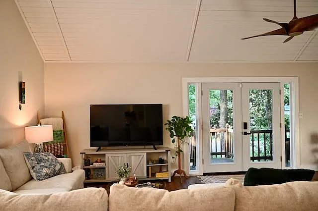 18285 Cusachs Dr — Photo 24