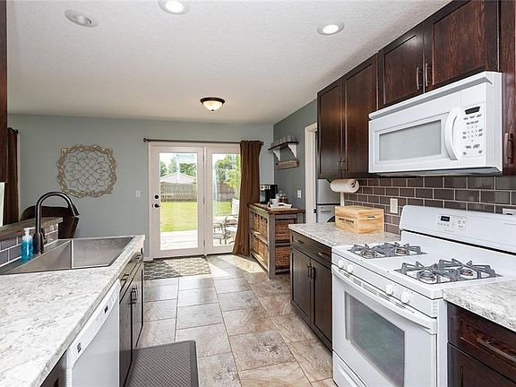 4th image of 600 SE Westgate Dr