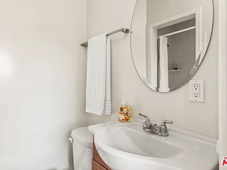 329 S Reeves Dr — Photo 24