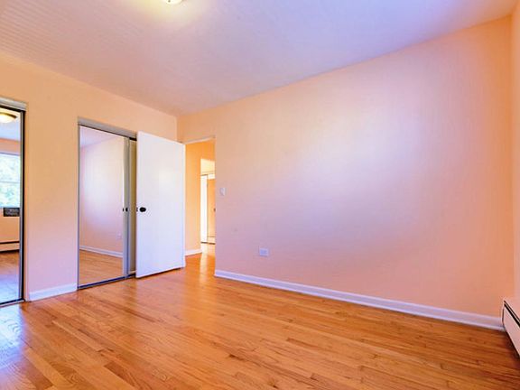 4th image of 6825 N Seeley Ave APT 3G