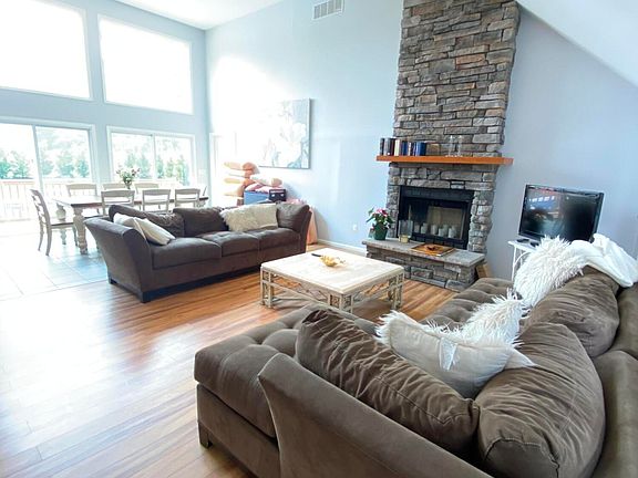 3rd image of 7 Carole Dr