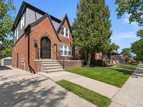 3rd image of 15887 Robson St