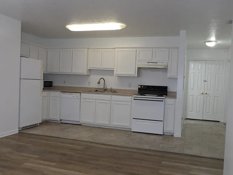 College Pointe Apartments — Photo 21