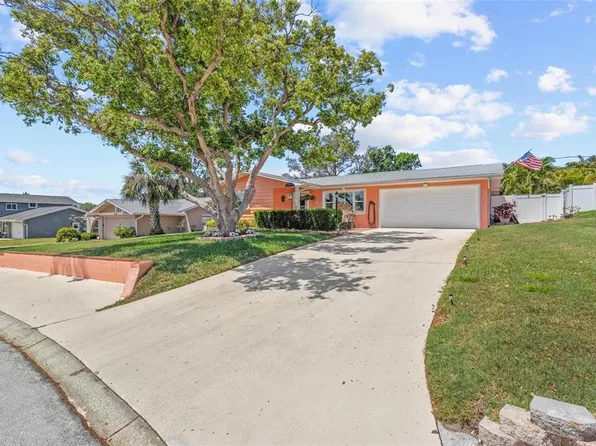 10448 Hetrick Cir W, Largo, FL 33774