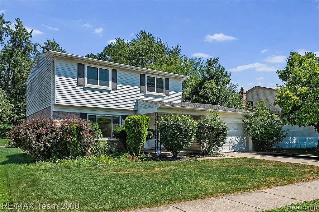 3 bed, 1.5 bath, 1642 sqft, $2,575 — Photo 1