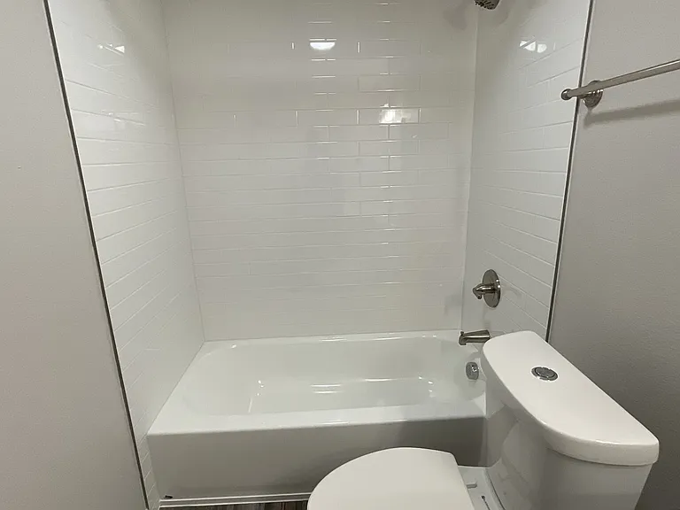 Lake Breeze Apartments — Photo 9