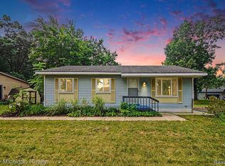 4421 Lamson Dr, Waterford, MI 48329