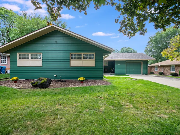 2240 Mayflower Dr, Aurora, IL 60506