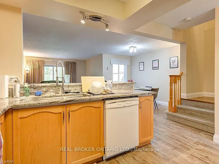 555 Mariner Dr — Photo 11