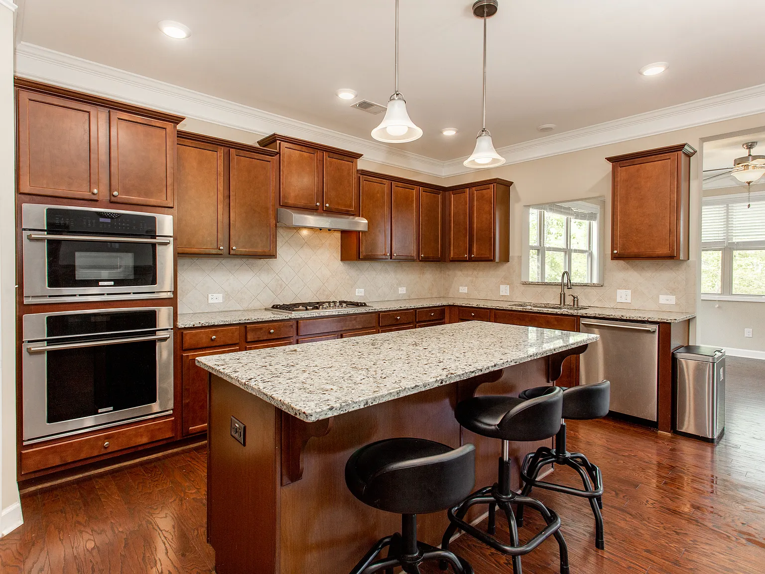 5 bed, 3604 sqft, $4,200 — Photo 3
