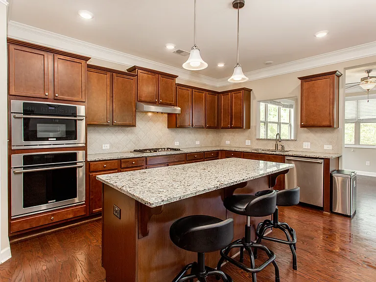 930 Hampton Oaks Dr — Photo 3