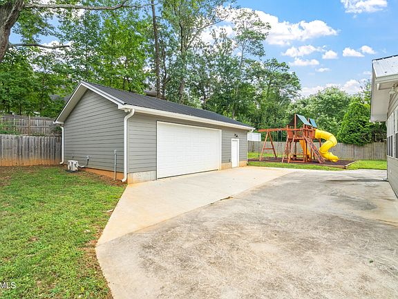 2nd image of 812 Montacres Ln