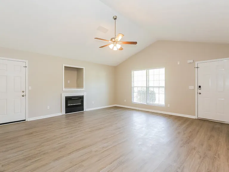 1052 Navaho Trl — Photo 4