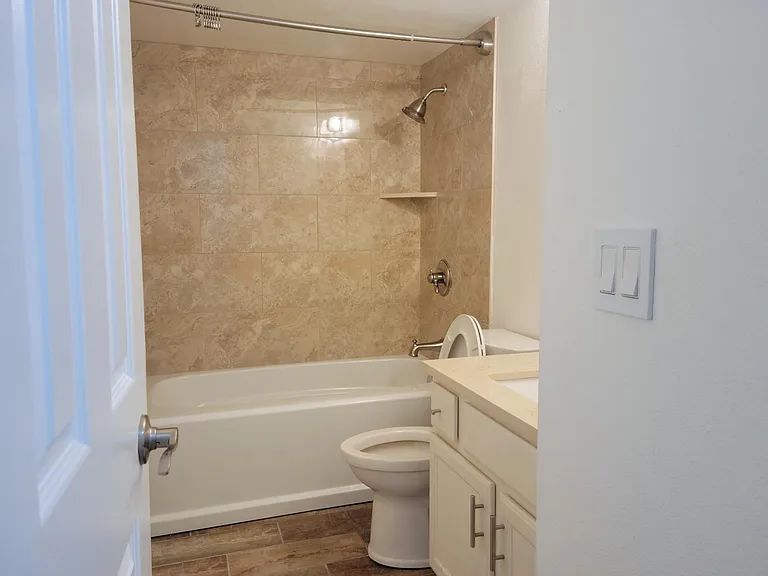 1683 Hickory Ln — Photo 6