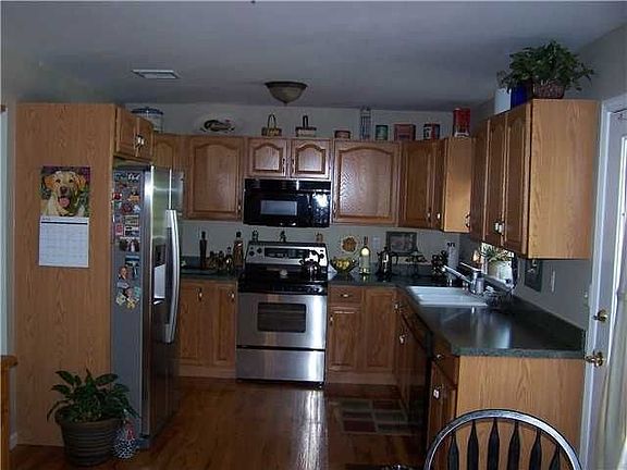 3rd image of 79 Decker Dr