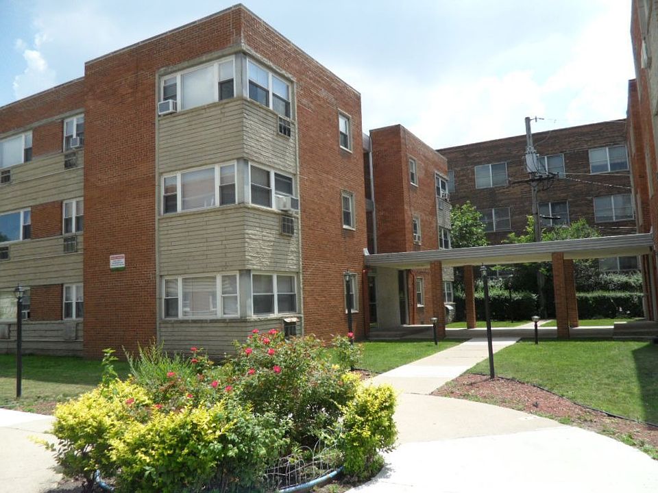 1st image of 2405 W Balmoral Ave APT 2E