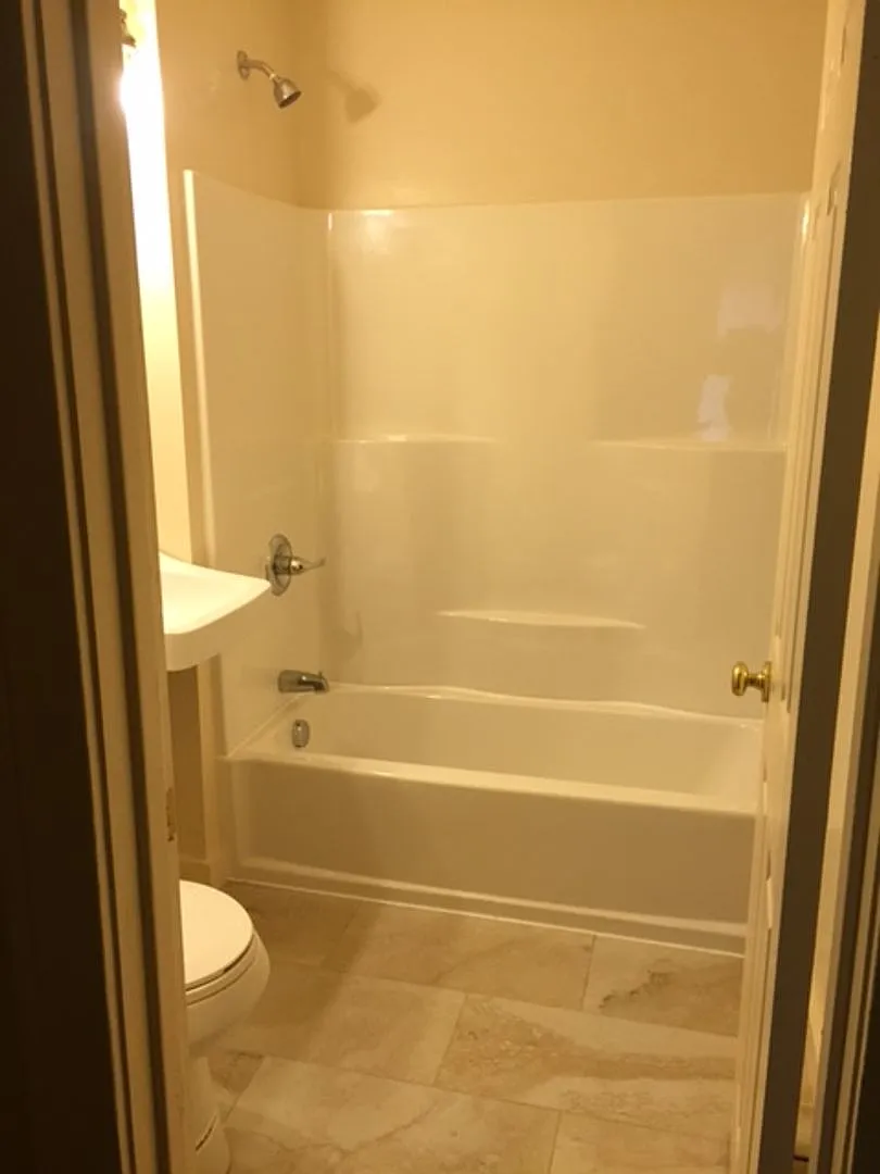 $860.00 2 bedroom, 1 bath with a garage located in Burton — Photo 3