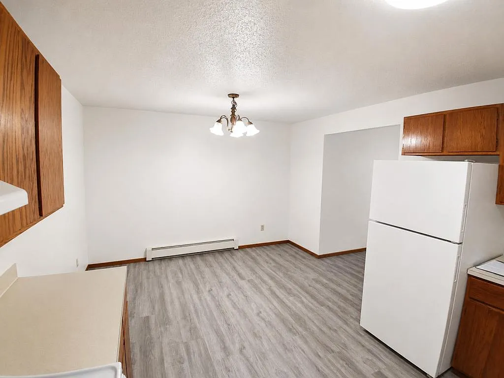 1504 Shannon Dr NE — Photo 2