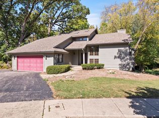 625 Wood Ridge Ct, Elgin, IL 60123