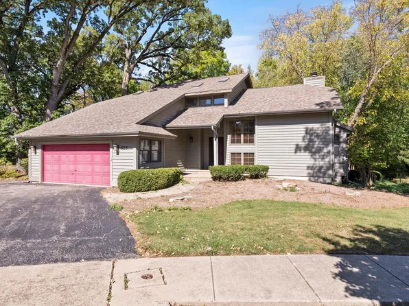 625 Wood Ridge Ct, Elgin, IL 60123
