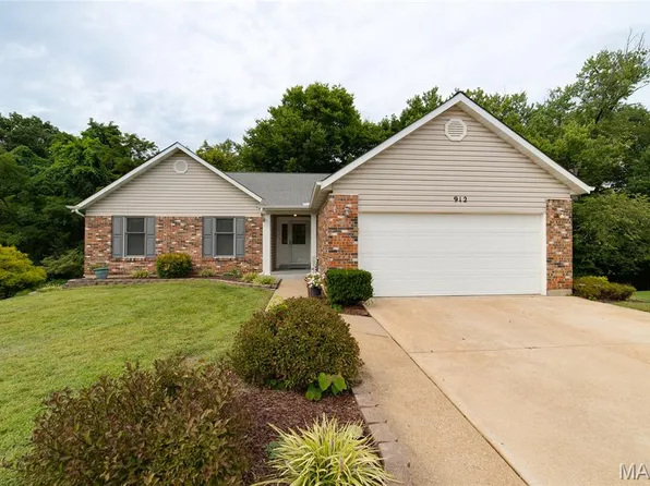 912 Gastorf Pl, Florissant, MO 63031