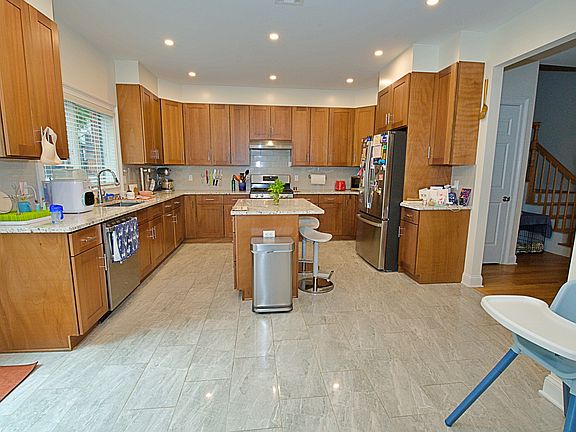 4th image of 2408 Hammett Ave